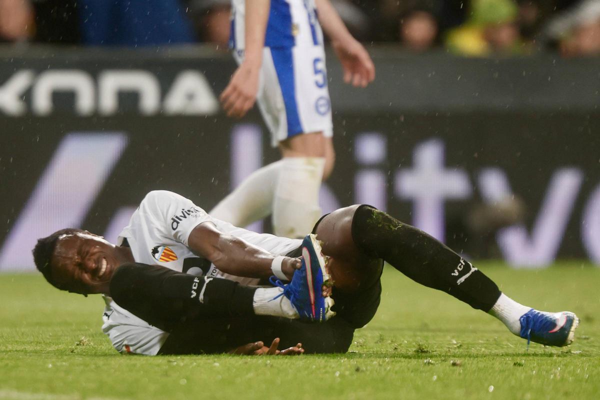 Sadiq, se duele tras un lance en el Valencia-Alavés