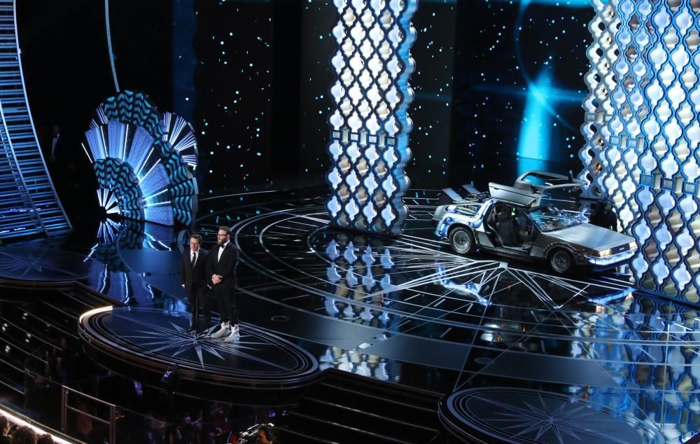 Seth Rogan y Michael J. Fox presentan el Oscar al Mejor montaje.