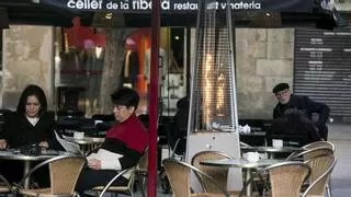 Barcelona prohíbe las estufas de gas en terrazas a partir del 1 de enero de 2025