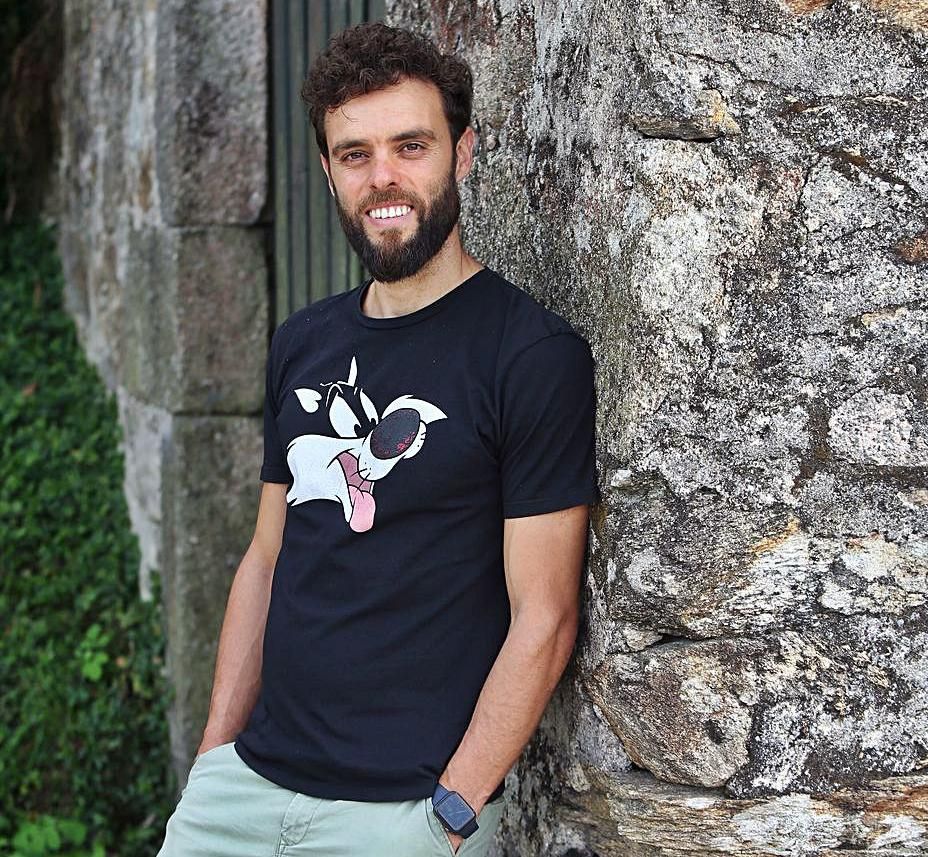 Sergio Álvarez, ayer, con una camiseta del gato Silvestre.