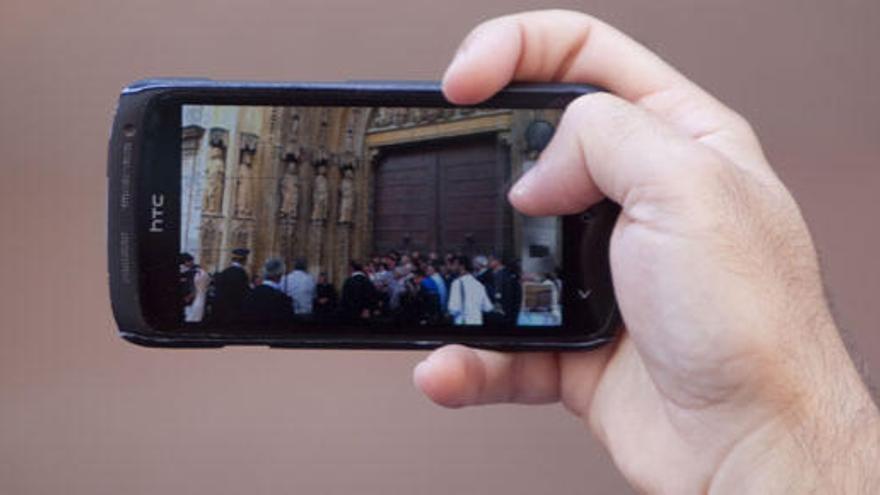 Una persona toma una foto con un móvil.