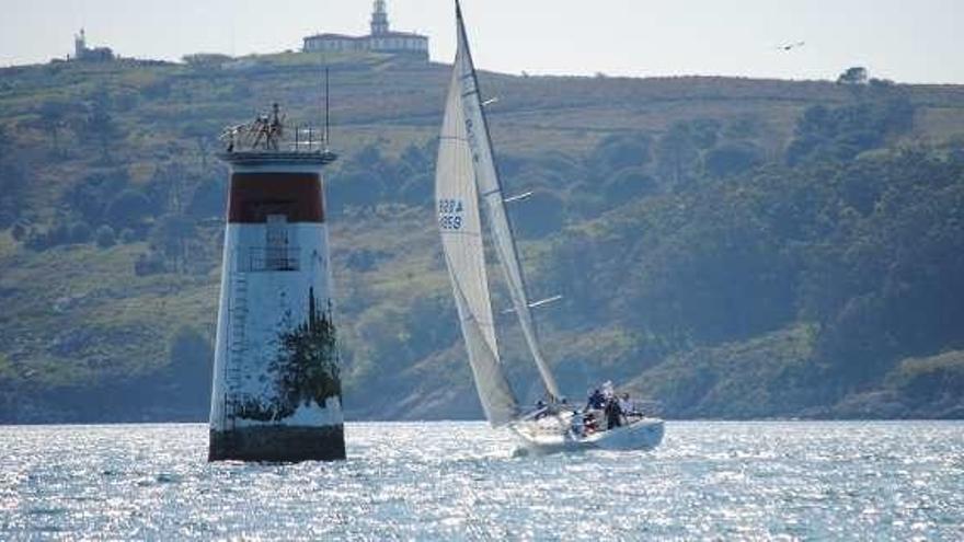 Virando el faro de Camouco, en Ons. // FdV