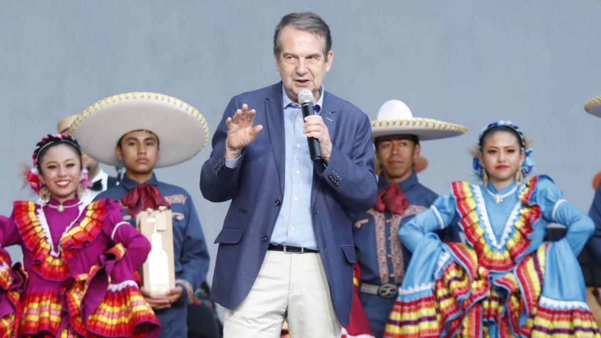 El alcalde Abel Caballero se dirige a público y participantes.