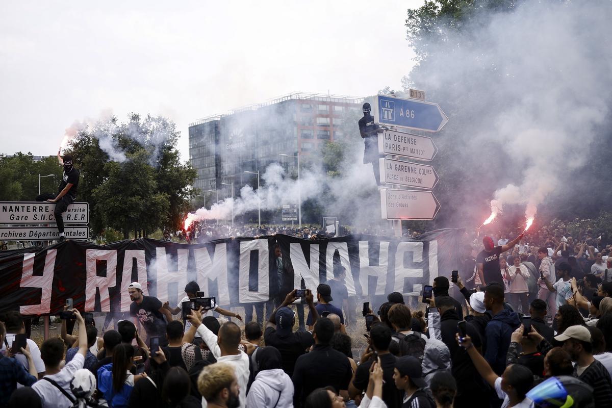 Mounia, la madre de Nahel encabeza una marcha blanca en Nanterre. La familia del joven fallecido ha convocado una marcha blanca en su memoria.