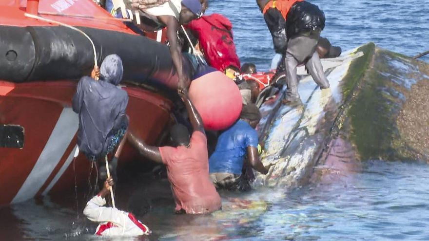 El equipo médico de El Hierro, después del vuelco del cayuco: &quot;Hemos llorado como nunca. La imagen en el muelle era dantesca&quot;