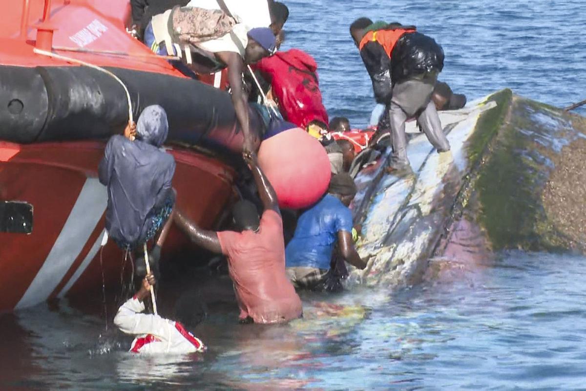 Imagen del momento del vuelco del cayuco en el puerto de La Restinga, captado por las cámaras de TVC.