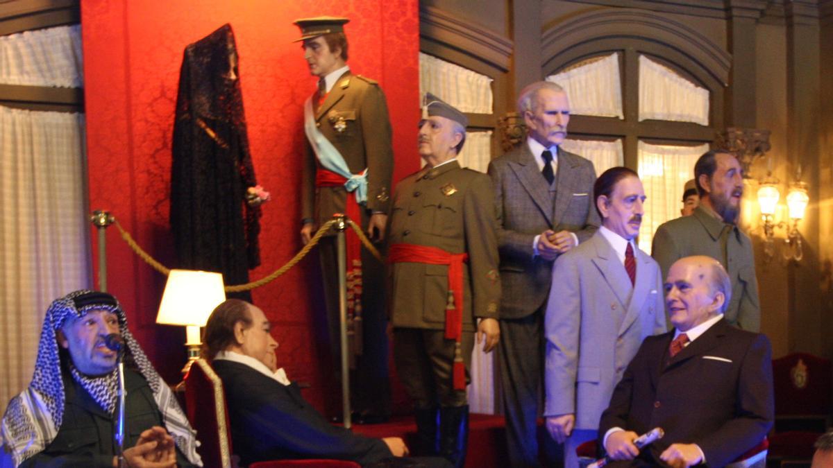 Anterior sala de autoridades, con el restaurado Juan Carlos presidiendo