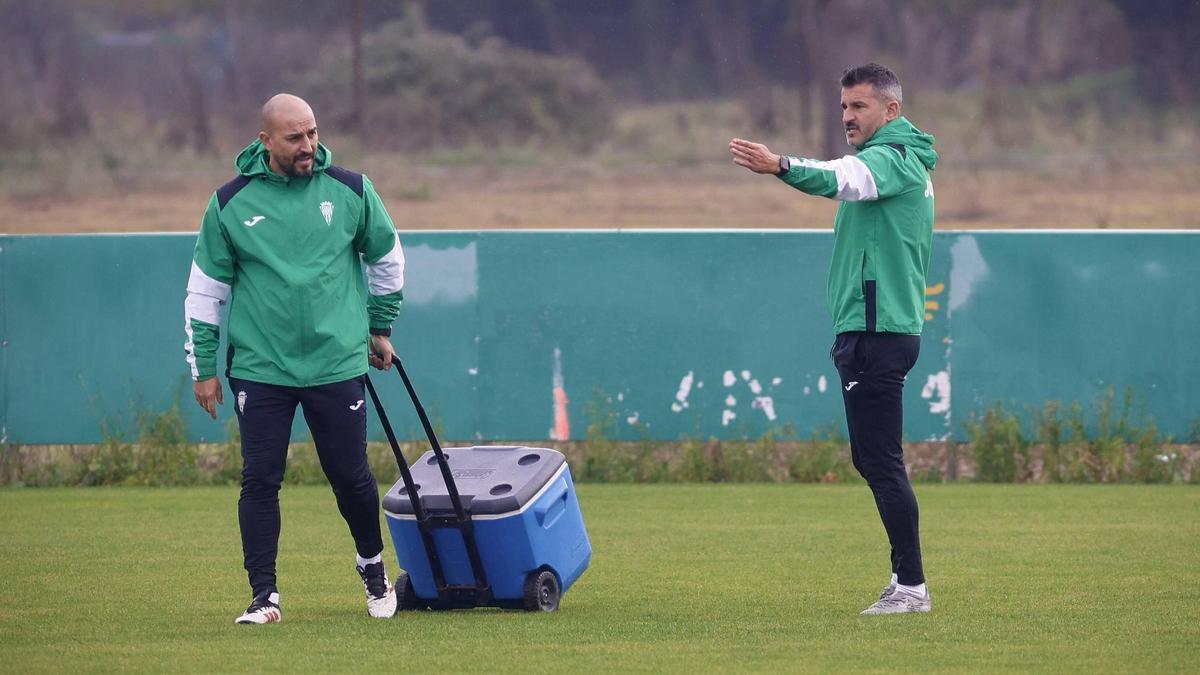 Iván Ania habla con Ismael Bolívar durante un entrenamiento del Córdoba CF.