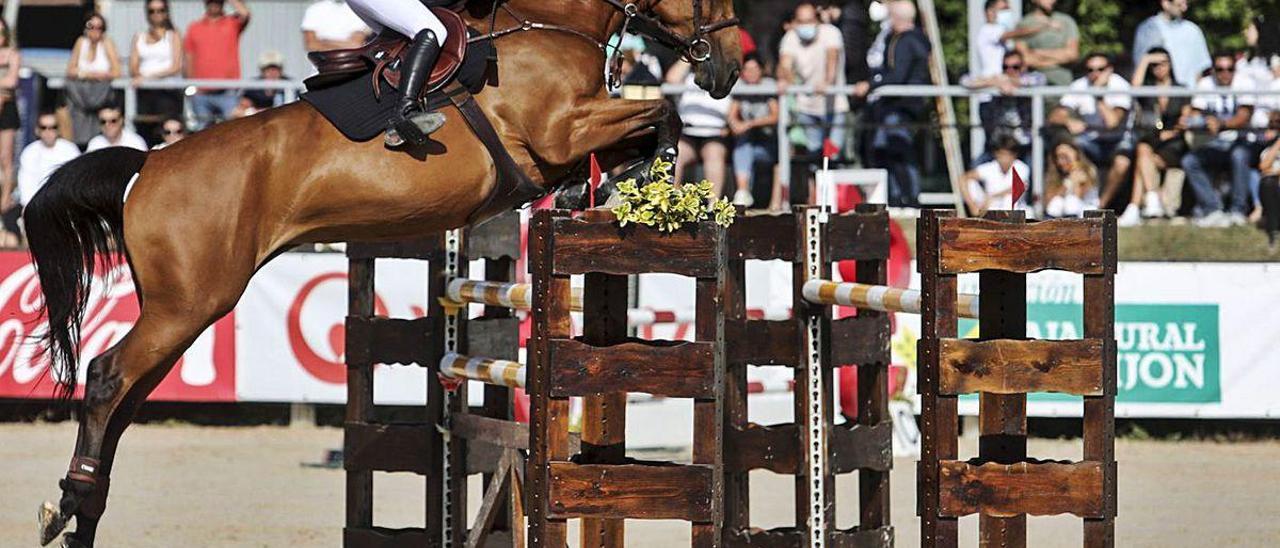 Arantza Berasategi supera uno de los obstáculos.