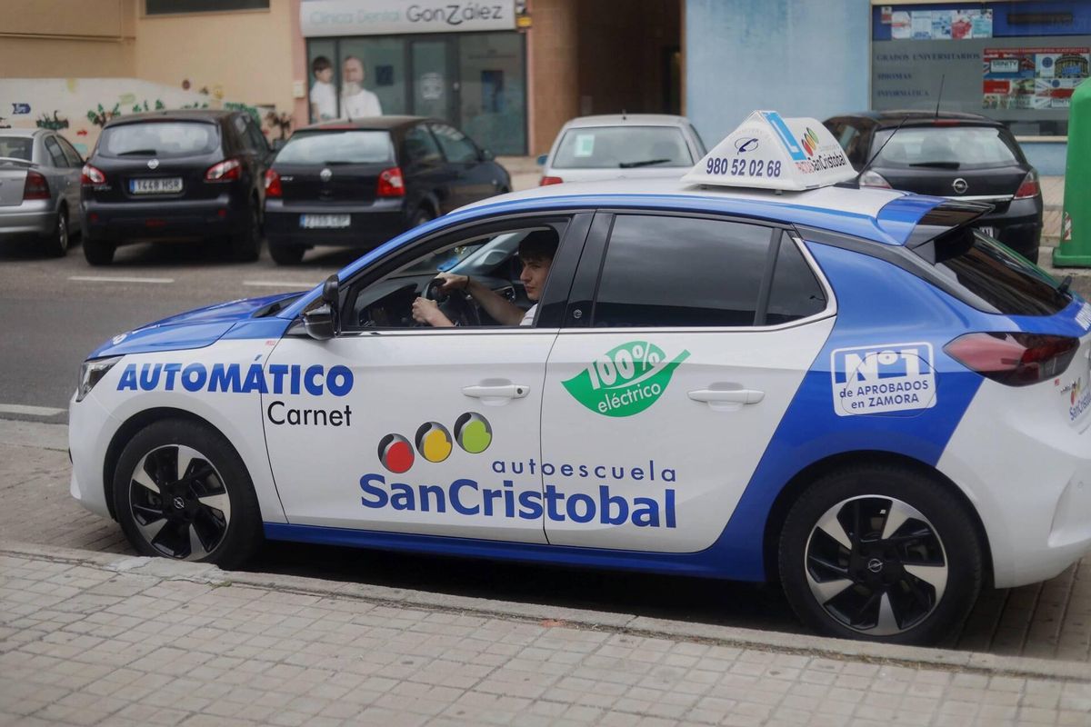 Un alumno, en el coche eléctrico y automático de autoescuela.