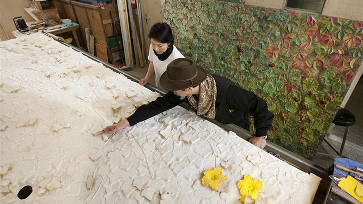 El escultor japonés Etsuro Sotoo y su ayudante estudian una de las maquetas de yeso