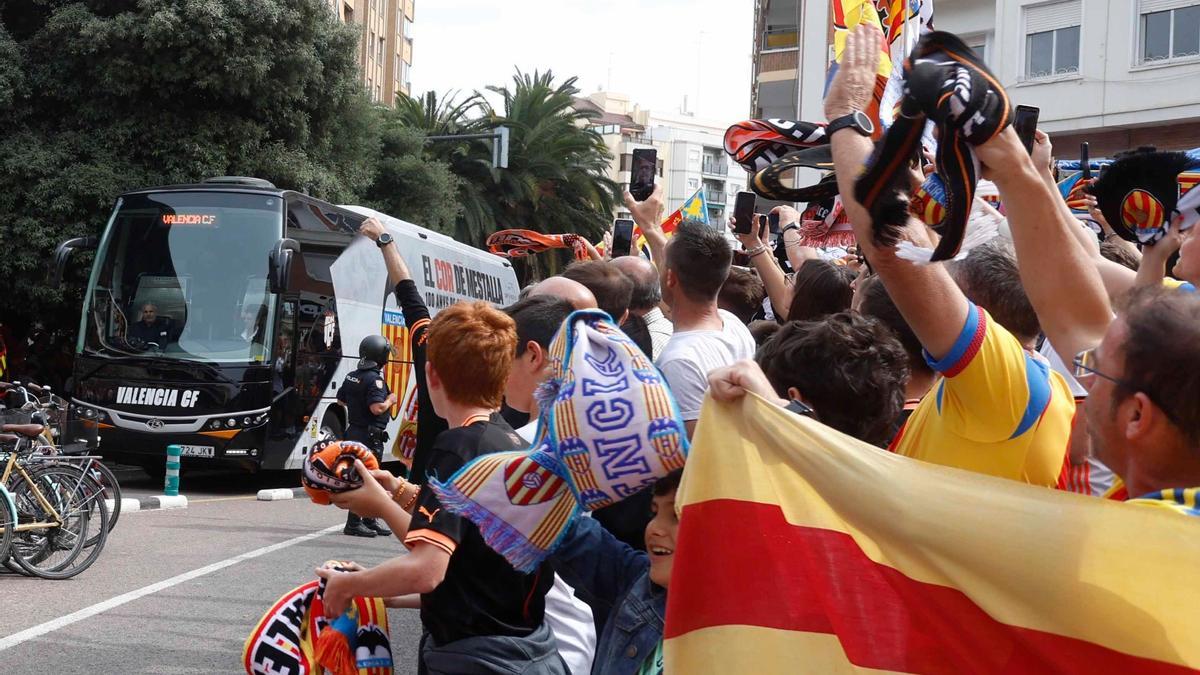 Llegada del Valencia CF a Mestalla para enfrentarse al Espanyol