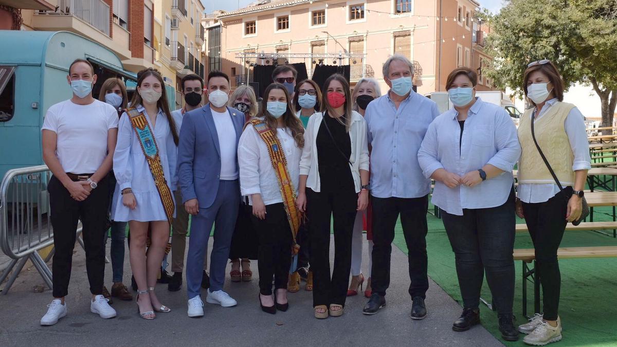 Las autoridades y representantes de la comisión de fiestas en la inauguración oficial del Espai Gastronòmic.