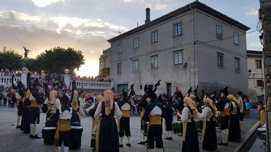 Éxito de público en el VII Encuentro de bandas de gaitas de Castropol