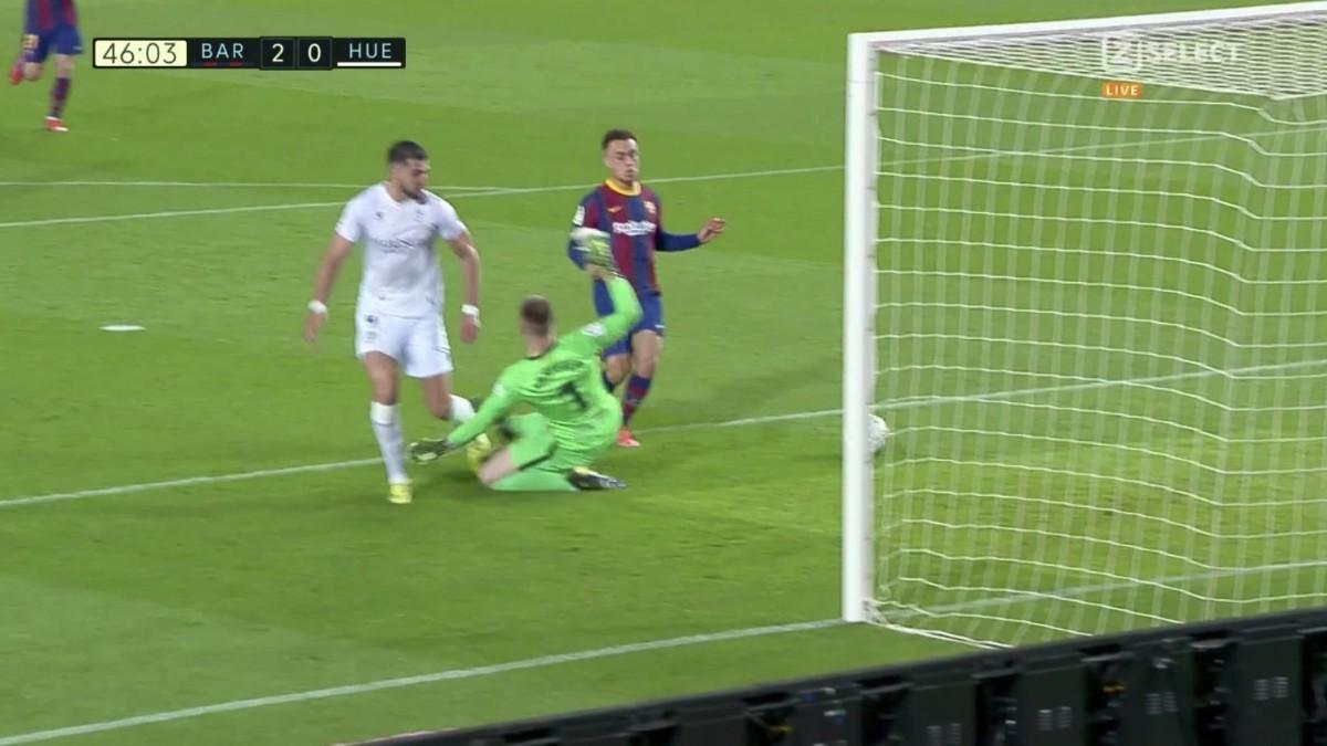 El inverosímil penalti que el árbitro señaló en contra del Barça ante el Huesca