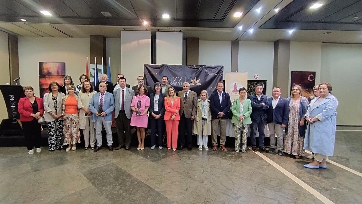Los premiados, con las estatuillas que les fueron entregadas, junto a autoridades y miembros de la asociación