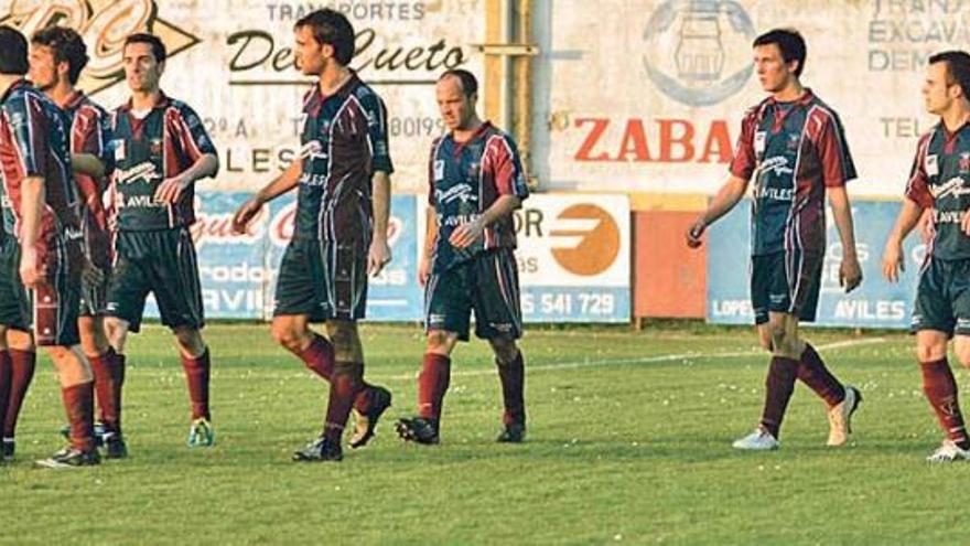 Algunos jugadores del Navarro, durante un partido ante el Candás disputado en la temporada que ha terminado.
