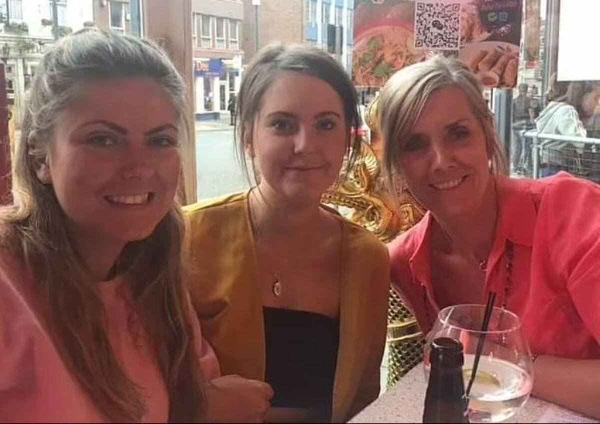 Las dos hermanas junto a su madre, que siguió con su padre tras la infidelidad