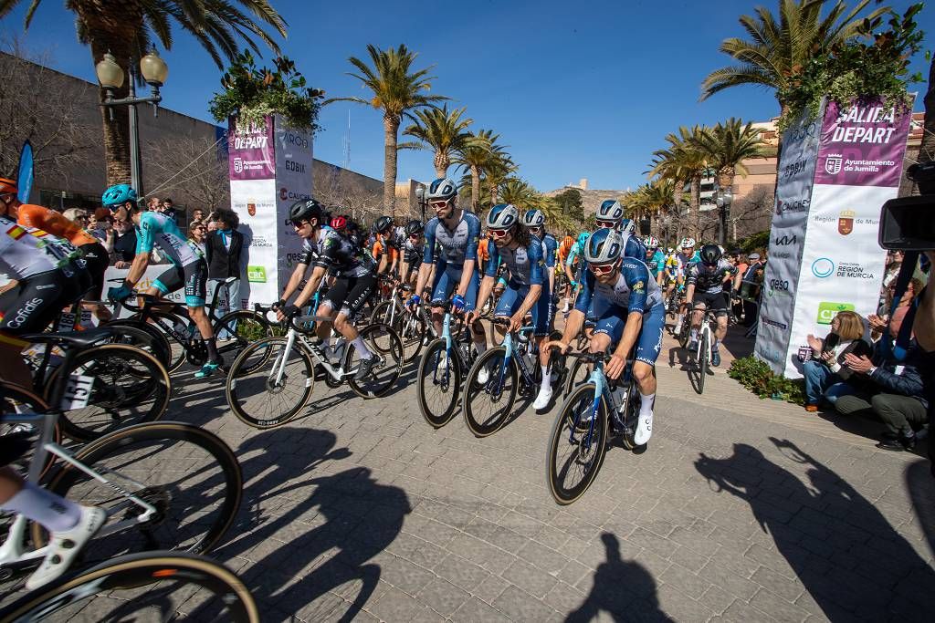 Vuelta Ciclista a Murcia: imágenes de la salida en Jumilla