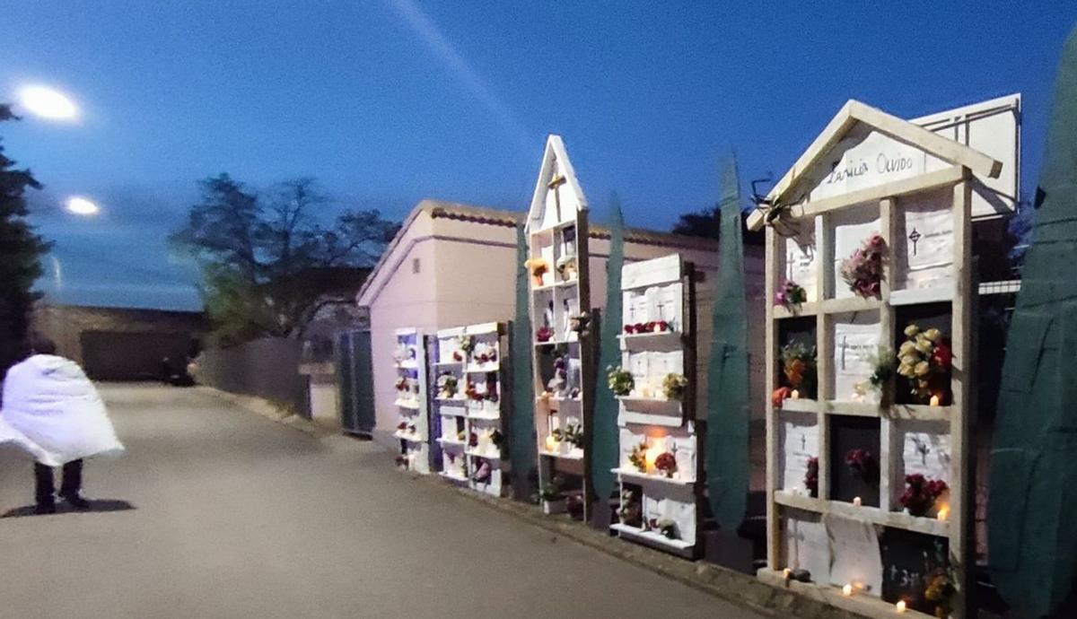 El cementerio se llenó de flores y luces. |
