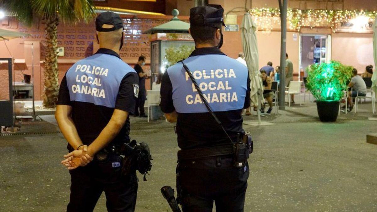 Dos agentes de la Policía Loca de Santa Cruz de Tenerife durante una intervención.