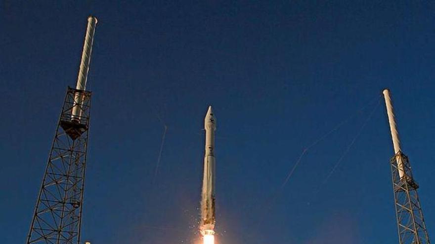 El coet portador de la sonda s&#039;enlaira de Cape Canaveral