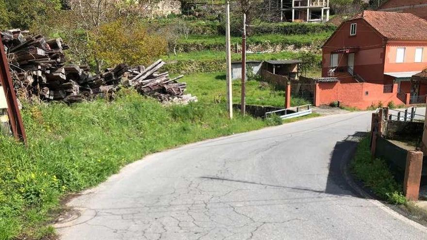 Tramo del vial de San Benito, en Domaio, que la Diputación pretende ensanchar. // S.Á.