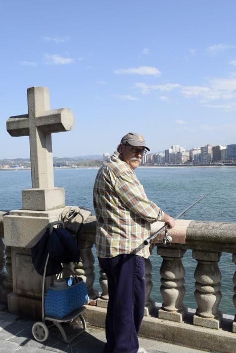 Gente tomando el sol en Gijón