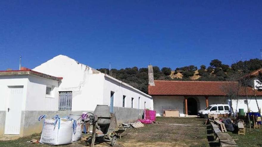 Arriba y a la izquierda, edificio sobre el que se va a actuar. Los trabajos previstos servirán para renovar la cubierta muy deteriorada por las humedades.