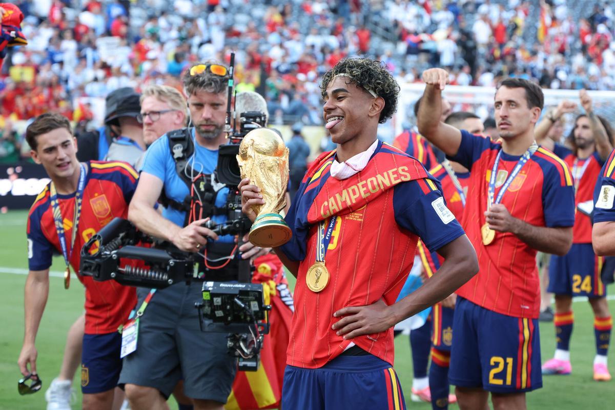 (Foto de ARCHIVO) Lamine Yamal #19 of Spain poses with the trophy following the FIFA World Cup 2026 Final football match between Spain and Argentina on July 19, 2026 at New York New Jersey Stadium, MetLife Stadium in East Rutherford, New Jersey, United States - Photo Jean Catuffe / DPPI AFP7 19/07/2025 ONLY FOR USE IN SPAIN. Jean Catuffe / DPPI / AFP7 / Europa Press;2026;ARGENTINA;ARGENTINE;COUPE;cup;ESPAGNE;FIFA;FINAL;FINALE;FOOT;football;MONDE;mondial;Soccer;Spain;Sport;WORLD;FOOTBALL - WORLD CUP 2026 - FINAL - SPAIN v ARGENTINA