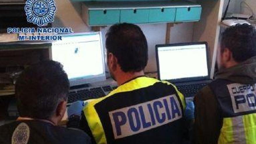 Agentes de policía analizan archivos.