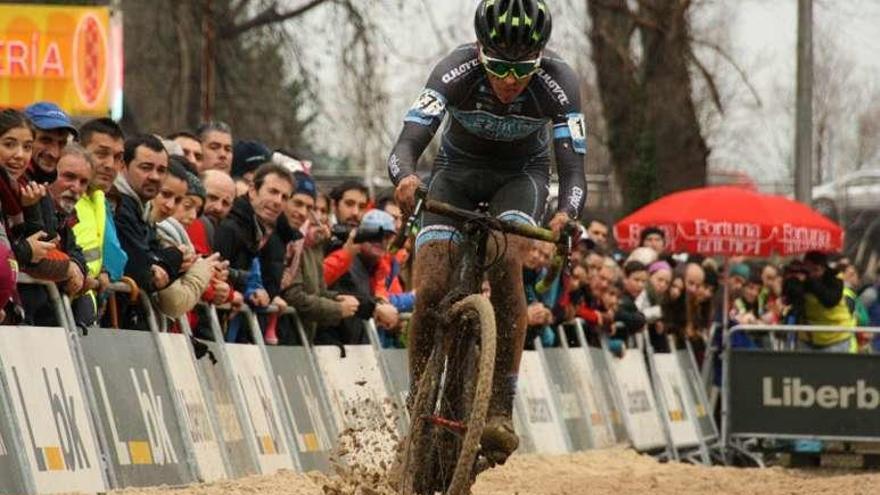 Iván Feijóo, en la carrera de Torrelavega. // Luis Valle