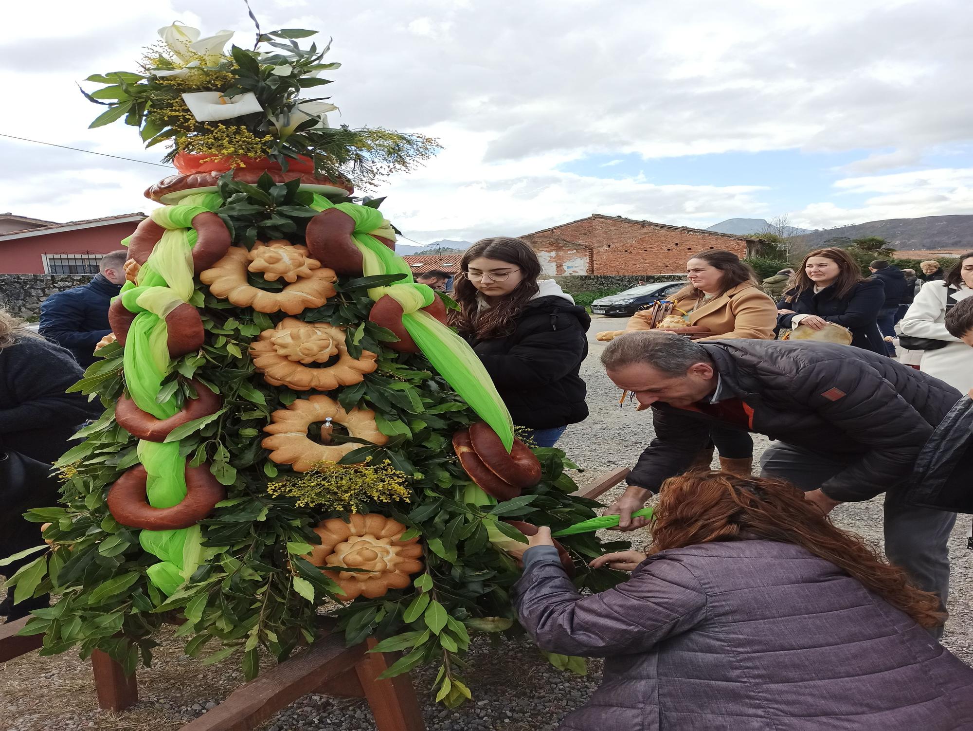 En Posada de Llanes, los panes del ramu vuelan por La Candelaria: "Hay que andar rápido"