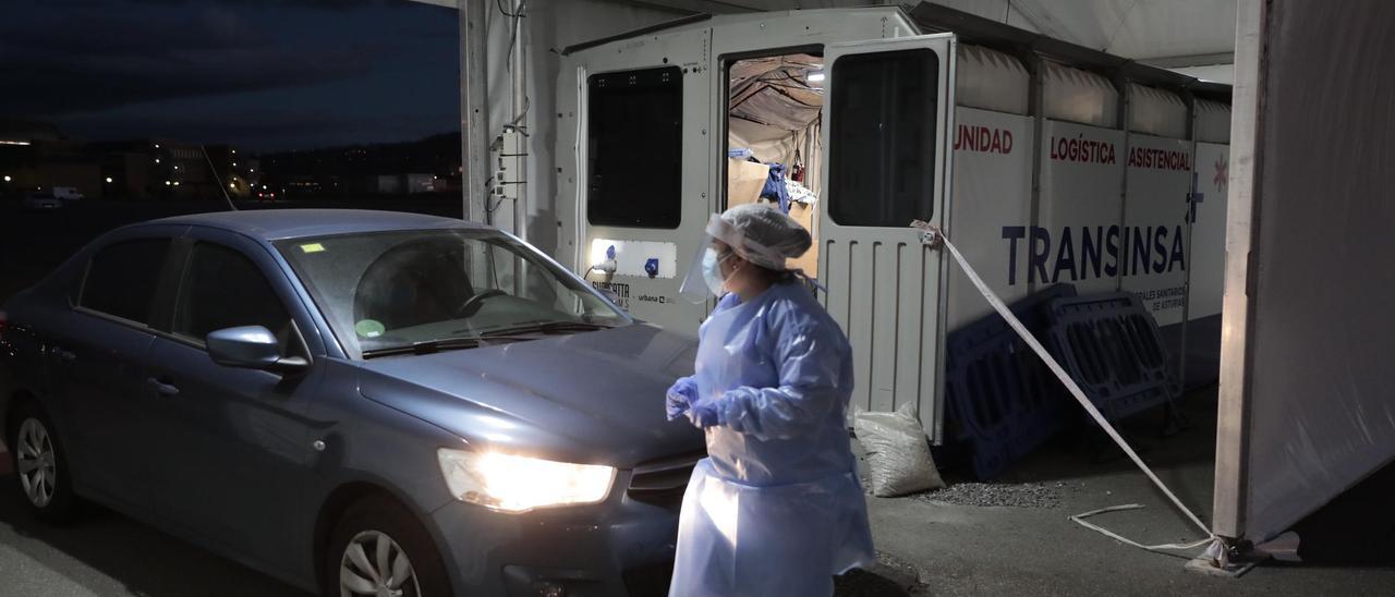 Sanitarios en el autocovid de Gijón