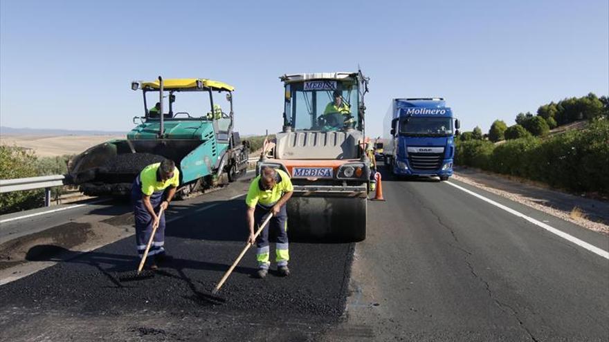 El Gobierno autoriza hoy mejoras en tres carreteras por 21 millones