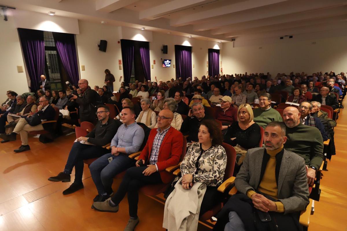 Público asistente a la presentación del libro sobre la historia de un siglo de ciclismo en Córdoba.