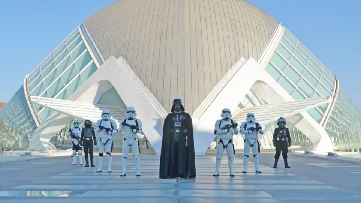Un desfile multitudinario de las tropas imperiales de Star Wars llega a Valencia.
