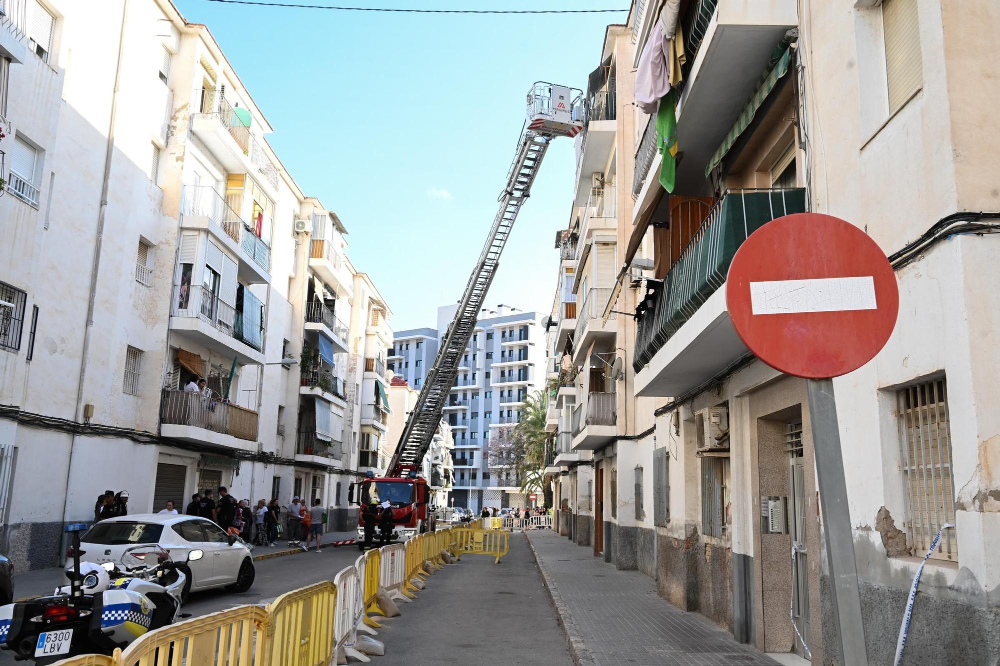 Así están sacando los bomberos las pertenencias de los vecinos desalojados de San Antón en Elche