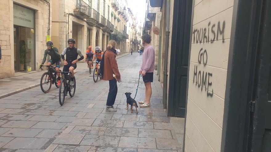 L’Ajuntament de Girona condemna les pintades contra els establiments
