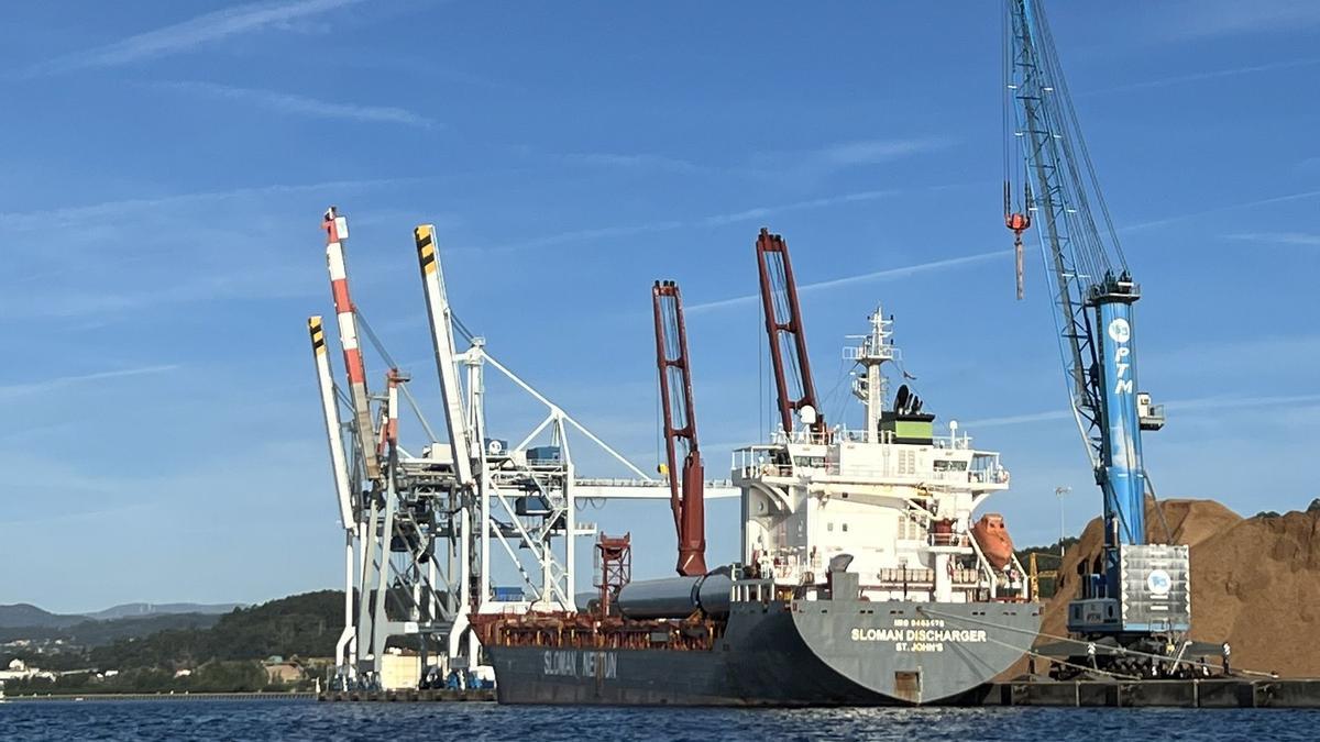 Un buque en el Puerto de Marín.