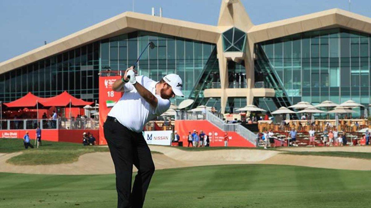 Lowry, ejecutando el golpe de approach al hoyo 18 en Abu Dhabi