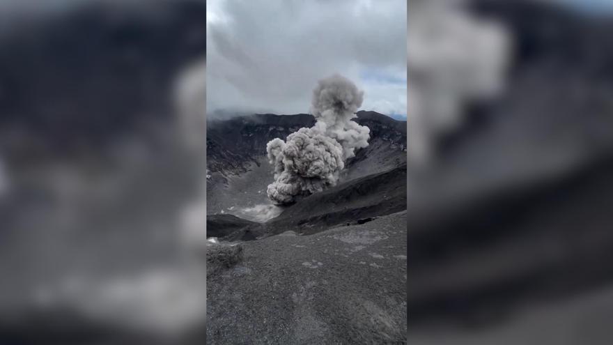 El momento de la erupción de un volcán grabado por unos escaladores en Indonesia