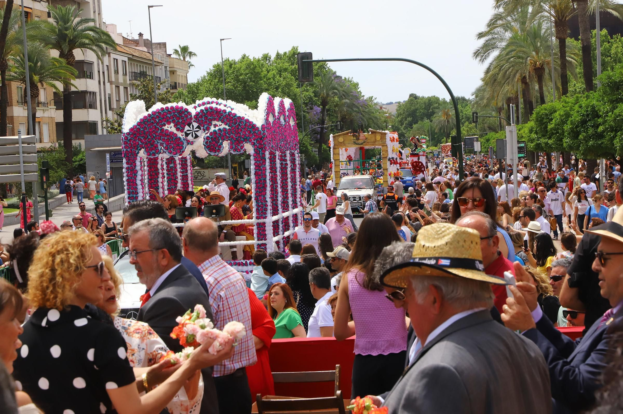 La Batalla de las Flores abre el Mayo festivo en Córdoba con 90.000 claveles