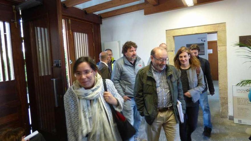 Los trabajadores y usuarios, ayer, evacuando el Palacio del Marqués de Santa Cruz.