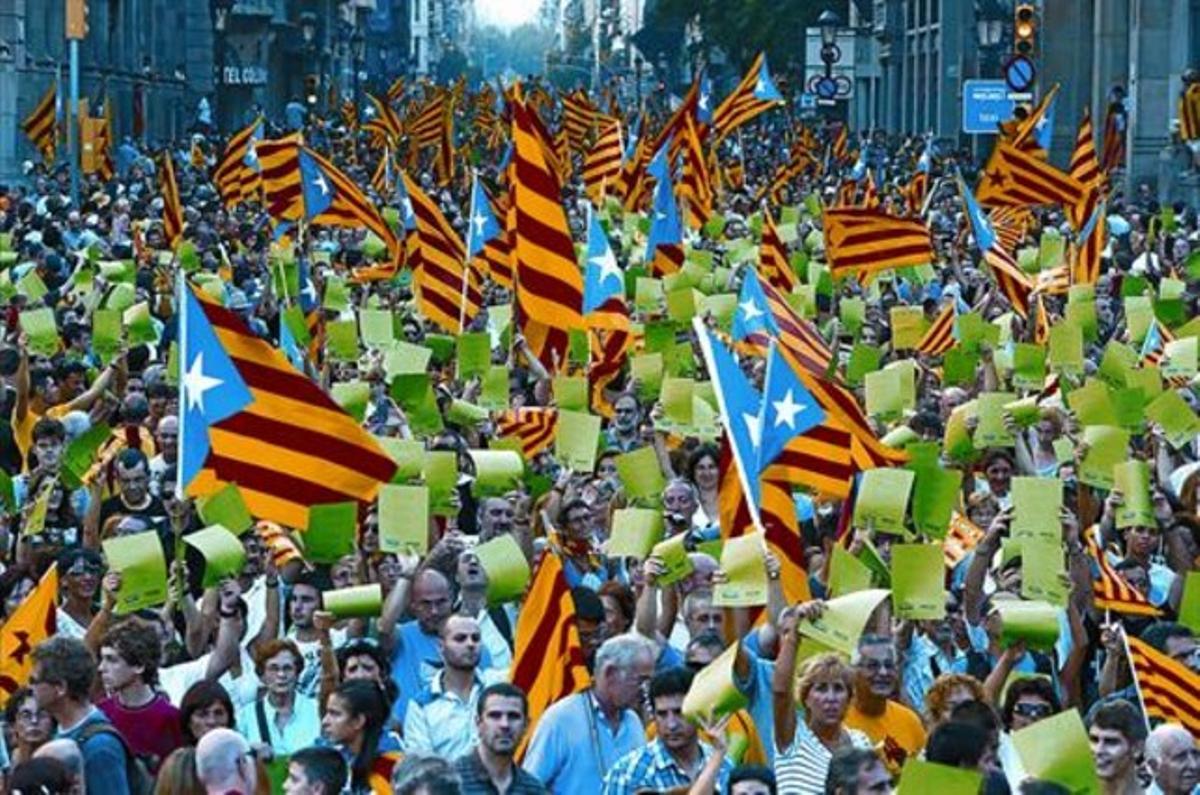Un bosc d’estelades 8 La manifestació de l’Onze de Setembre del 2012, a la Via Laietana. Un bosc d’estelades 8 La manifestació de l’Onze de Setembre del 2012, a la Via Laietana.