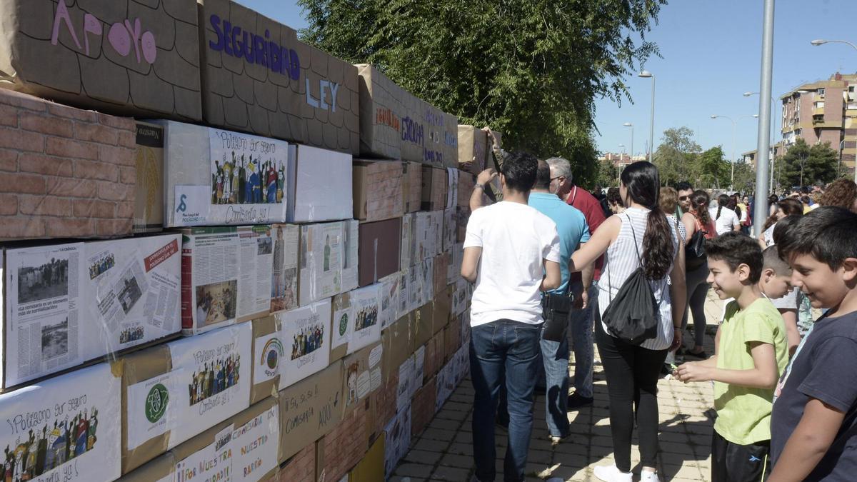 El muro de cajas de cartón que levantaron vecinos y alumnos. / Fotos: Manuel Gómez