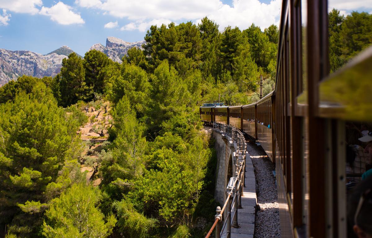 El tren de Sóller a su paso por la Sierra de Tramuntana