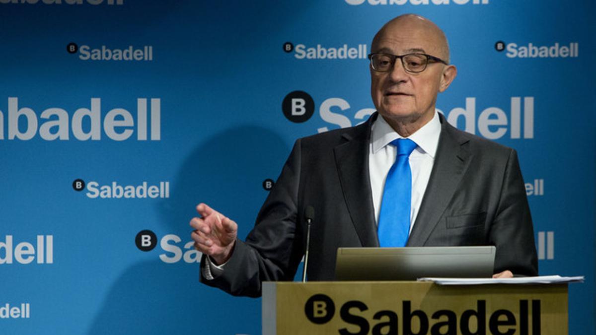 El presidente de Banc Sabadell, Josep Oliu, en rueda de prensa, el pasado enero.
