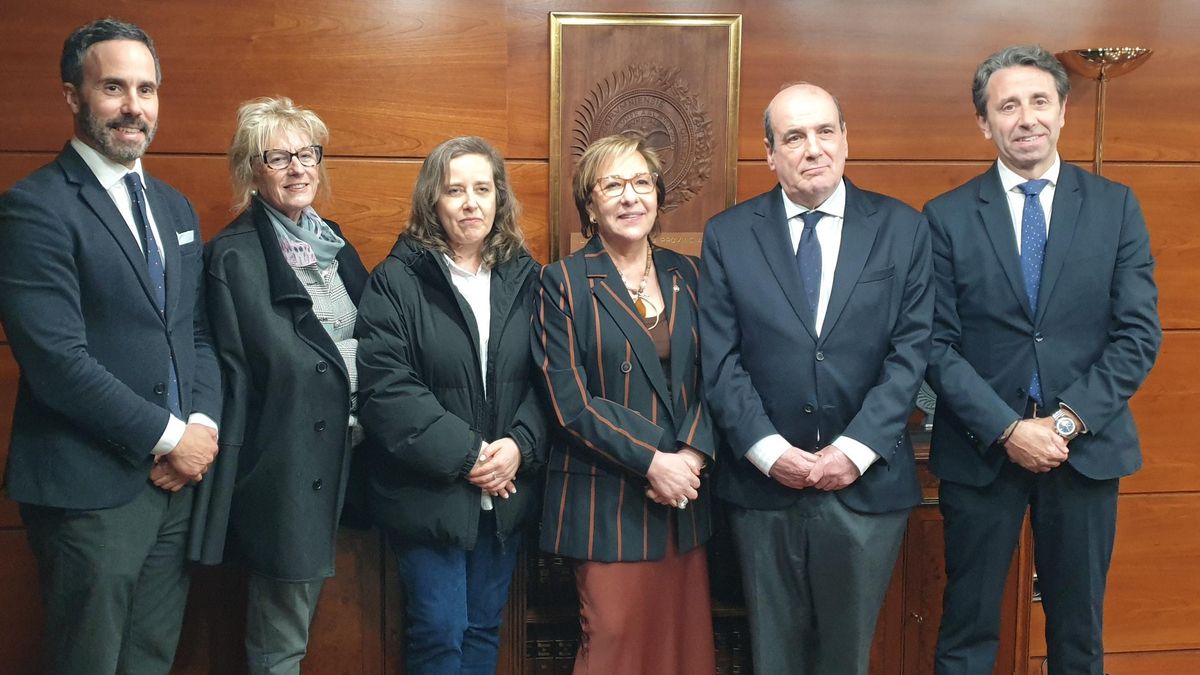 Augusto Pérez Cepeda, segundo por la derecha, junto a los miembros de su candidatura reelegidos para la Junta Directiva
