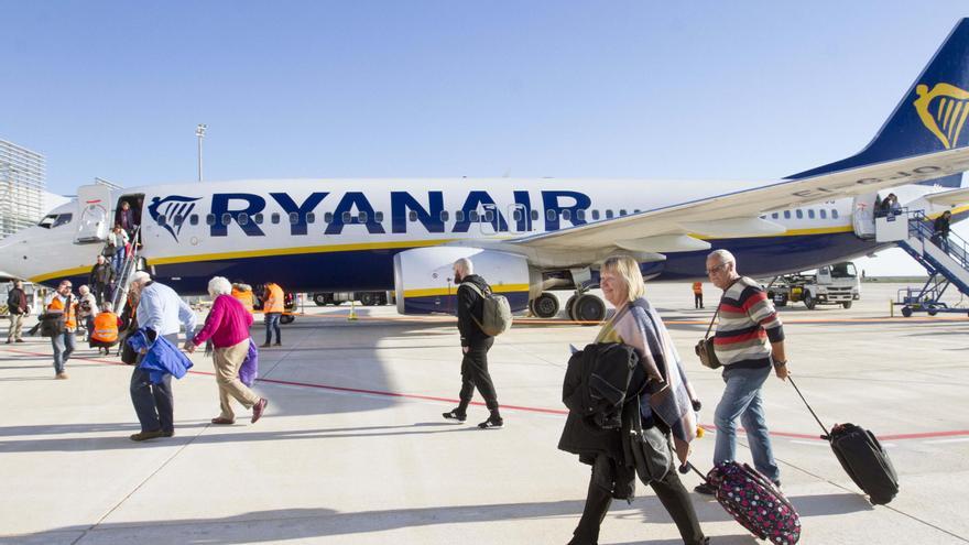 Alarma en el aeropuerto de Corvera al asfixiarse una pasajera de un vuelo